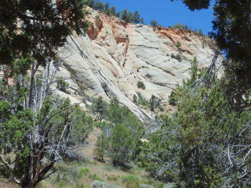 This line strata look is NOT glacier cut, the strata id layers of sand dunes over time, some of the strata blacks have been folded in different directions ove time..